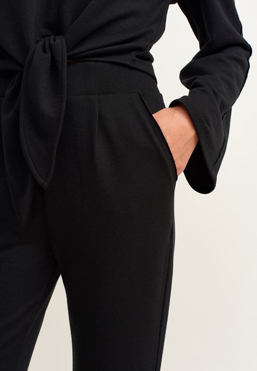 Belden Bağlamalı Crop Sweat ve Pileli Sweat Pantolon Kombini
