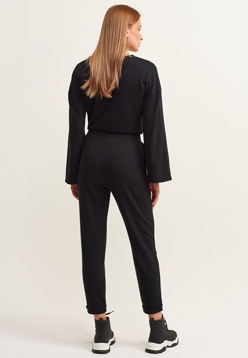 Belden Bağlamalı Crop Sweat ve Pileli Sweat Pantolon Kombini