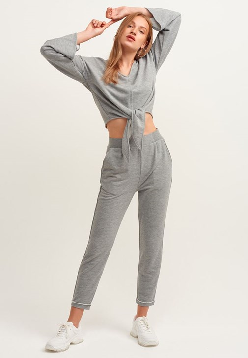 Bağlamalı Crop Sweat ve Pileli Sweat Pantolon Kombini