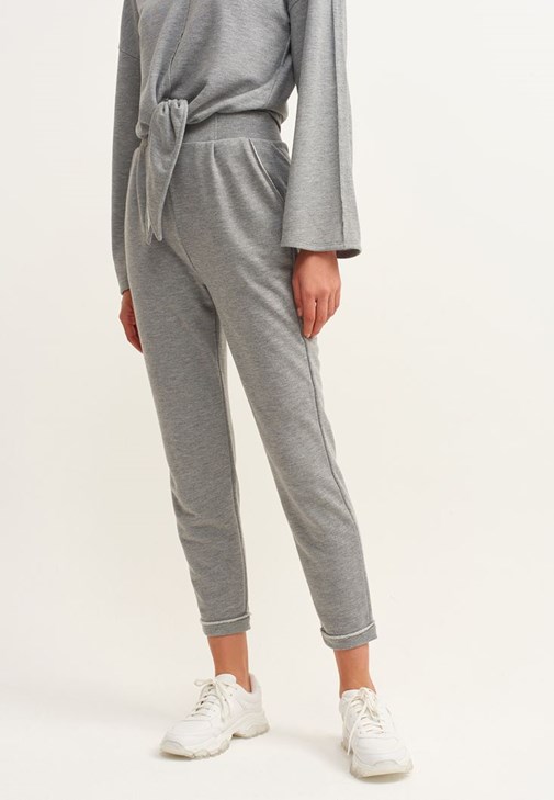 Bağlamalı Crop Sweat ve Pileli Sweat Pantolon Kombini