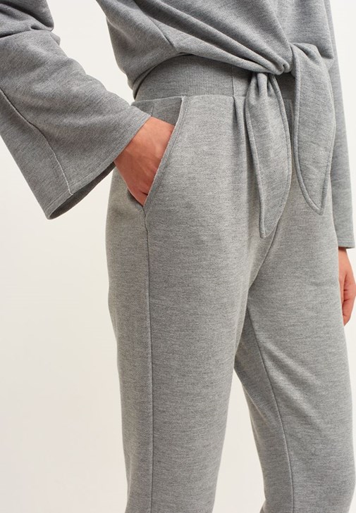 Bağlamalı Crop Sweat ve Pileli Sweat Pantolon Kombini