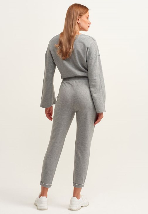 Bağlamalı Crop Sweat ve Pileli Sweat Pantolon Kombini