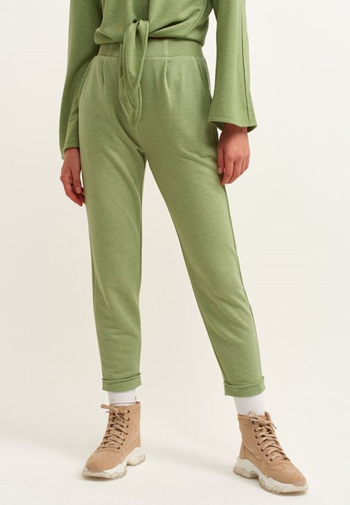 Pileli Sweat Pantolon ve Belden Bağlamalı Crop Sweat Kombini