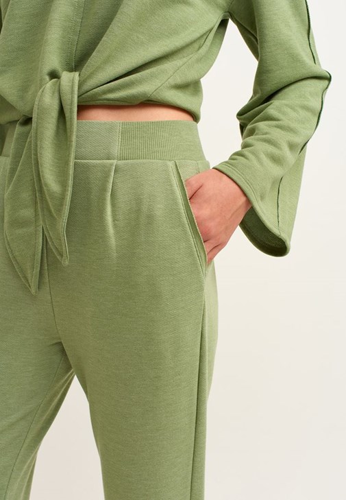 Pileli Sweat Pantolon ve Belden Bağlamalı Crop Sweat Kombini