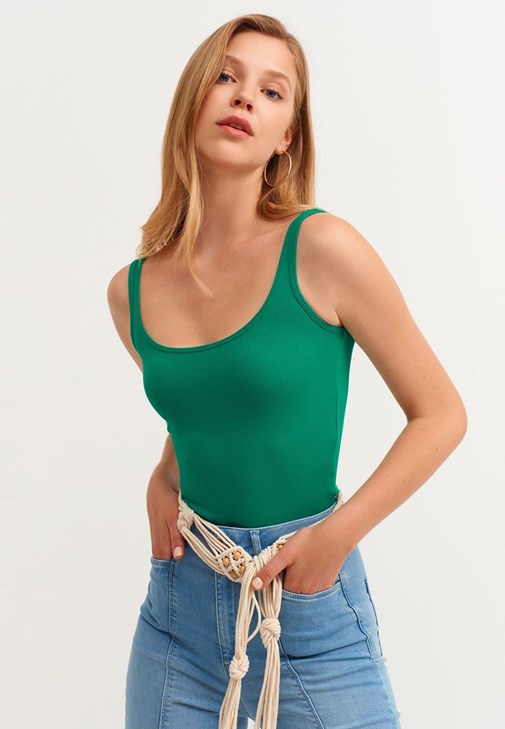 U Yaka Tank Top ve Yüksek Bel Flare Pantolon Kombini