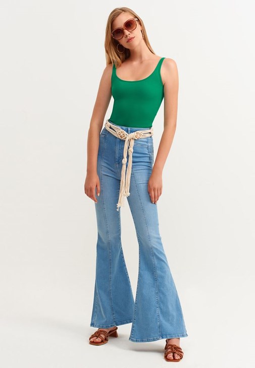 U Yaka Tank Top ve Yüksek Bel Flare Pantolon Kombini