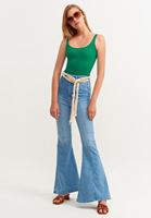 U Yaka Tank Top ve Yüksek Bel Flare Pantolon Kombini