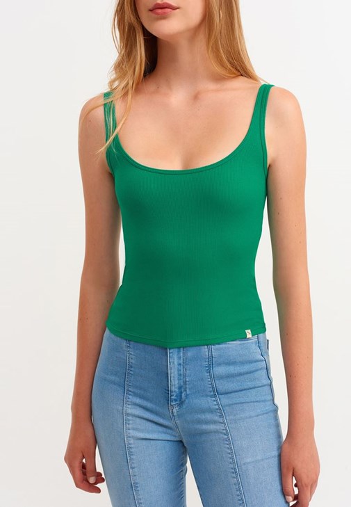 U Yaka Tank Top ve Yüksek Bel Flare Pantolon Kombini