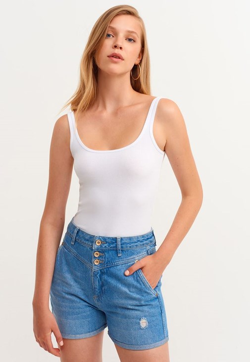 Denim Mini Şort ve U Yaka Tank Top Kombini