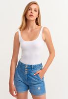 Denim Mini Şort ve U Yaka Tank Top Kombini