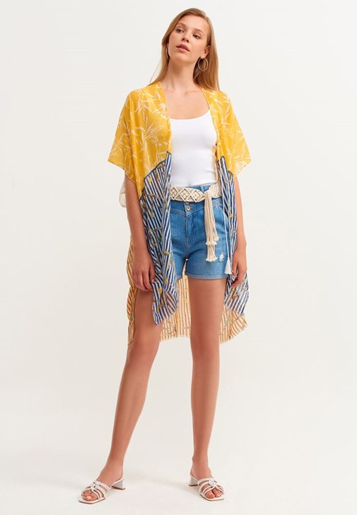 Denim Mini Şort ve U Yaka Tank Top Kombini