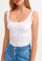 Denim Mini Şort ve U Yaka Tank Top Kombini