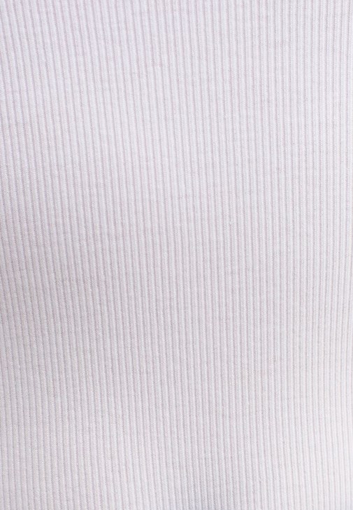 Denim Mini Şort ve U Yaka Tank Top Kombini