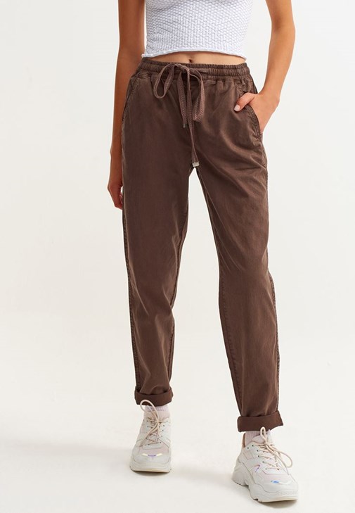 Deep V-Neck Triko ve Baggy Pantolon Kombini
