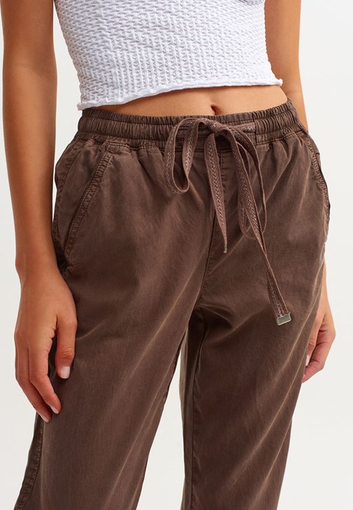 Deep V-Neck Triko ve Baggy Pantolon Kombini