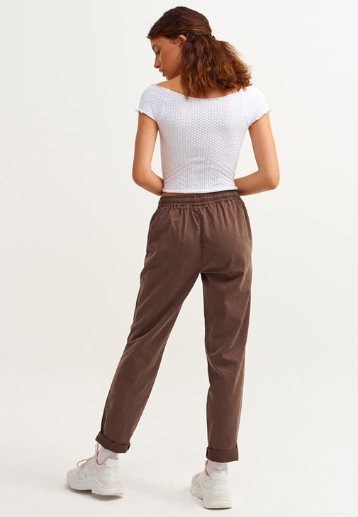 Deep V-Neck Triko ve Baggy Pantolon Kombini