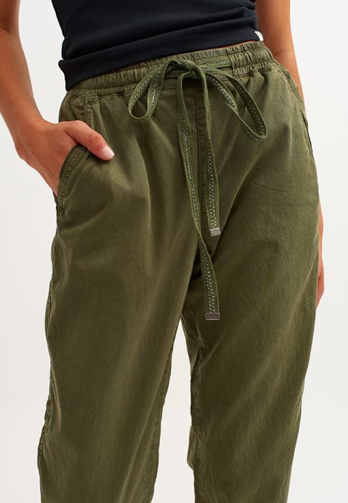 Halter Yaka Atlet Ve Baggy Pantolon Kombini