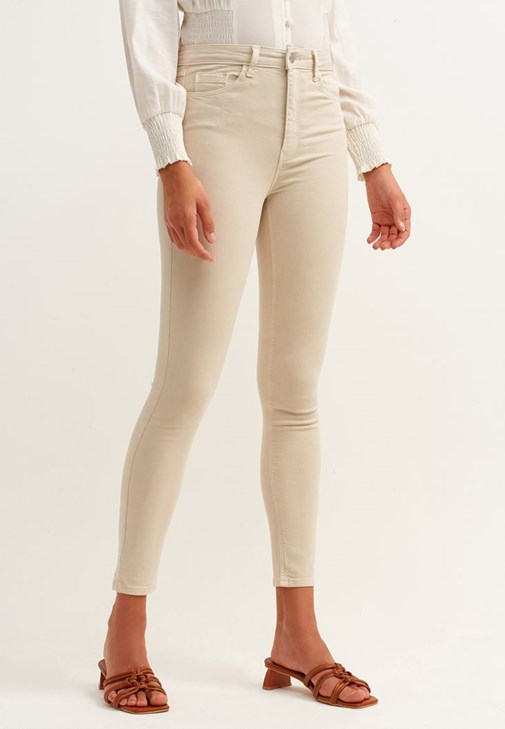 Romantik Gipeli Bluz ve Toparlayıcı Skinny Pantolon Kombini