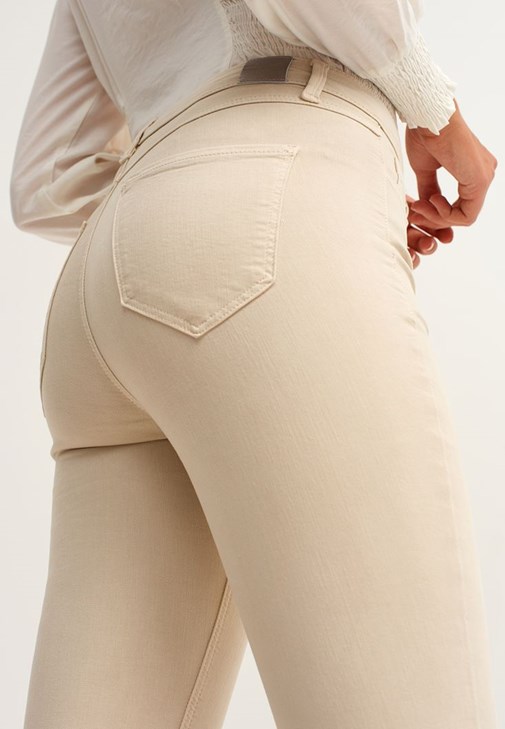 Romantik Gipeli Bluz ve Toparlayıcı Skinny Pantolon Kombini
