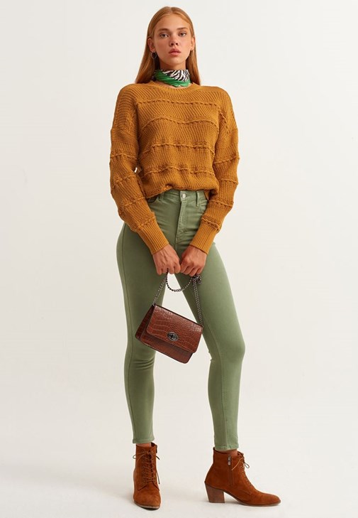 V Yaka Tank Top ve Toparlayıcı Skinny Pantolon Kombini