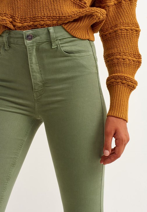 V Yaka Tank Top ve Toparlayıcı Skinny Pantolon Kombini