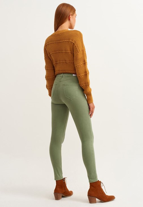 V Yaka Tank Top ve Toparlayıcı Skinny Pantolon Kombini