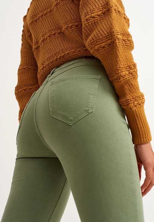 V Yaka Tank Top ve Toparlayıcı Skinny Pantolon Kombini