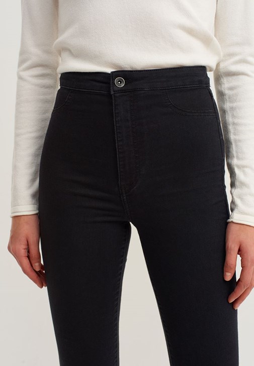 Triko Kazak ve Denim Pantolon Kombini