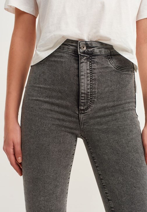 Triko Kazak ve Yüksek Bel Denim Pantolon Kombini