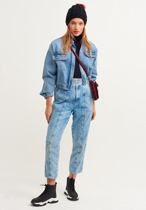 Cep Detaylı Denim Pantolon ve Crop Ceket Kombini
