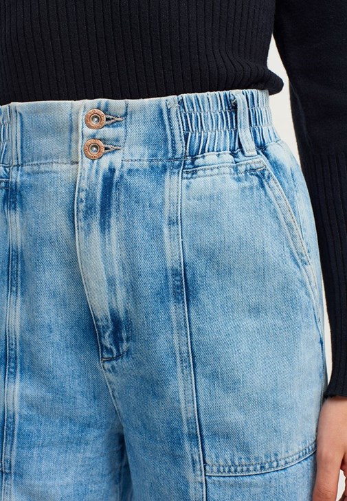 Cep Detaylı Denim Pantolon ve Crop Ceket Kombini