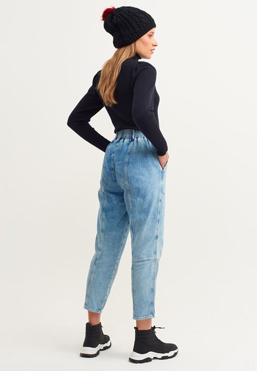 Cep Detaylı Denim Pantolon ve Crop Ceket Kombini