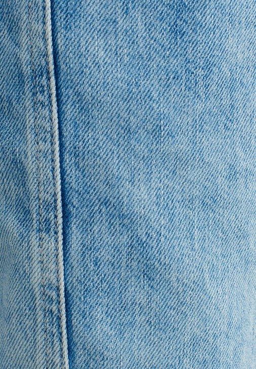 Cep Detaylı Denim Pantolon ve Crop Ceket Kombini