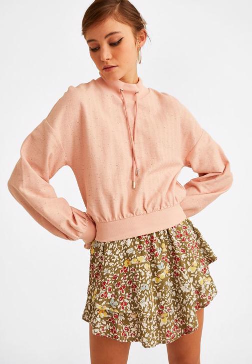 Yüksek Yaka Sweatshirt ve Mini Etek Kombini