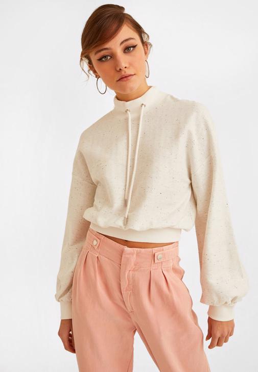 Yüksek Yaka Sweatshirt ve Çıtçıt Detaylı Pantolon Kombini