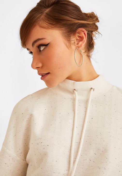 Yüksek Yaka Sweatshirt ve Çıtçıt Detaylı Pantolon Kombini