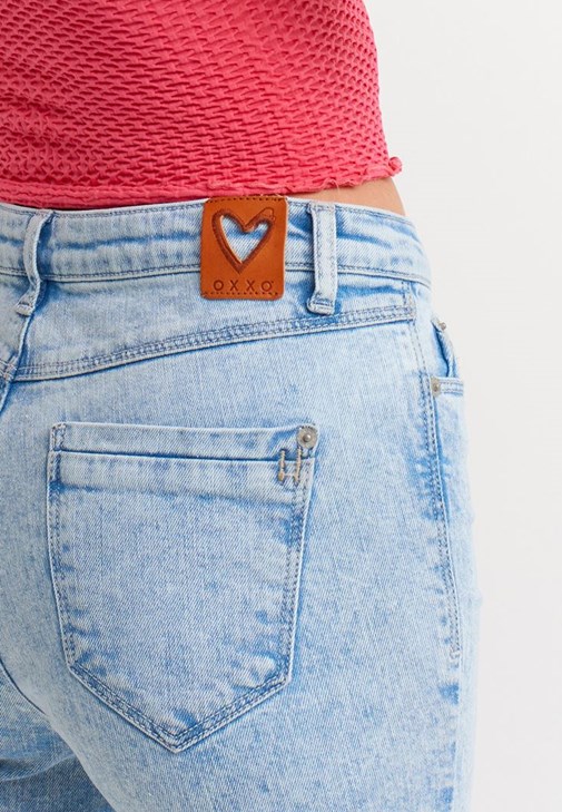 Crop Straight Pantolon ve Crop Tişört Kombini