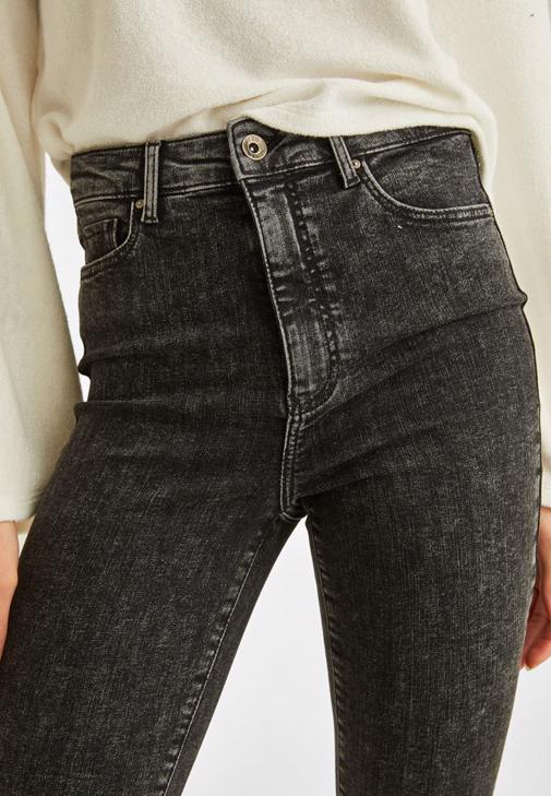 Triko Kazak ve Skinny Denim Pantolon Kombini