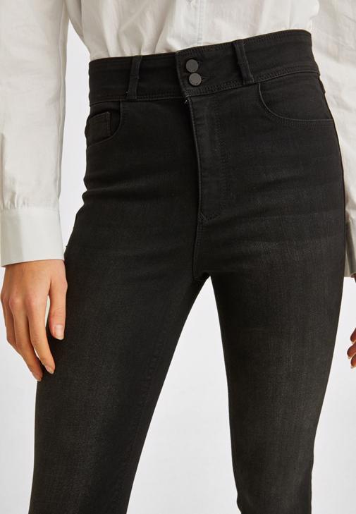 Yumuşak Tuşeli Bluz ve Yüksek Bel Denim Pantolon Kombini