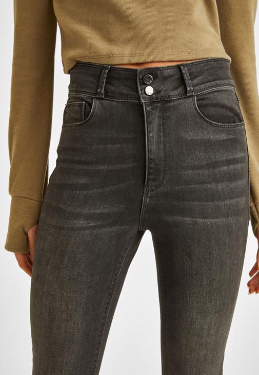 Boğazlı Triko ve Skinny Denim Pantolon Kombini