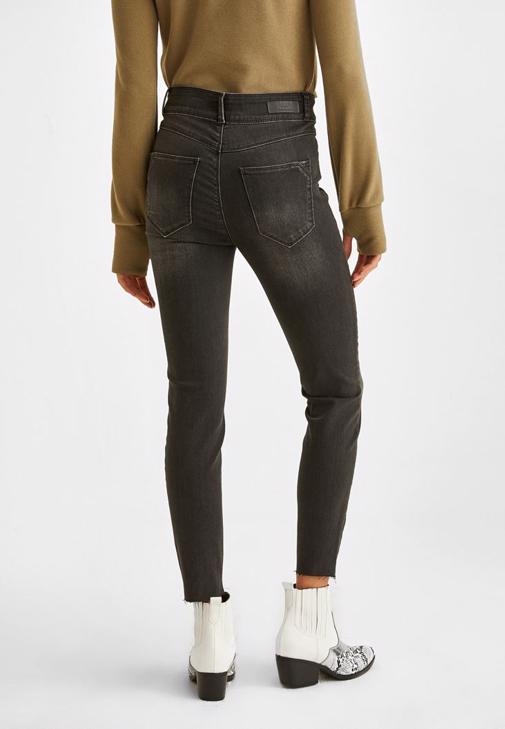 Boğazlı Triko ve Skinny Denim Pantolon Kombini