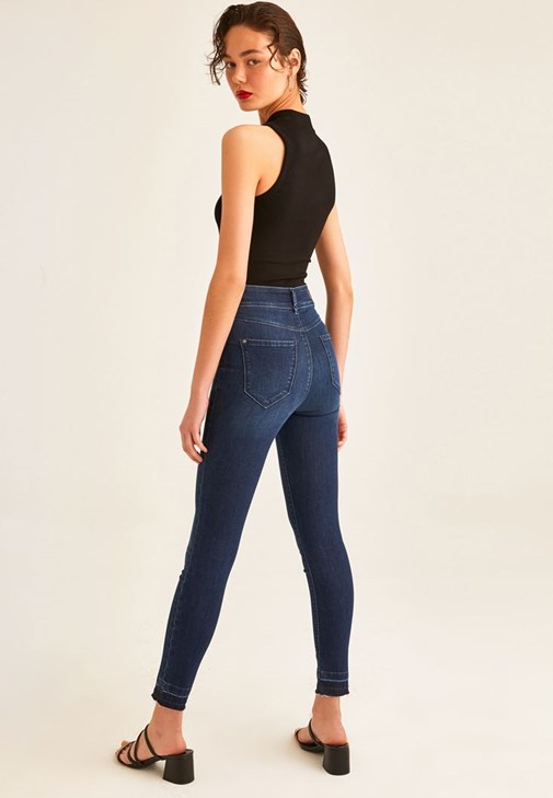 Tek Omuz Detaylı Triko ve Denim Pantolon Kombini 