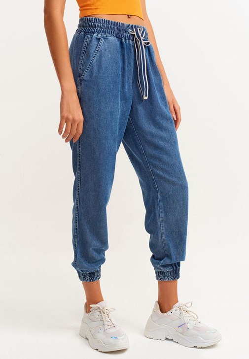 Denim Jogger ve Dikişsiz Atlet Kombini