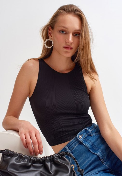 Halter Yaka Dikişsiz Atlet ve Denim Pantolon Kombini