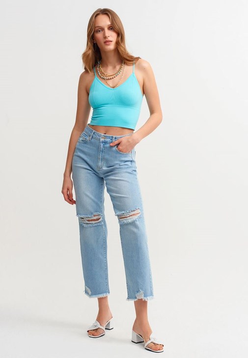 Askılı Crop Top ve Denim Pantolon Kombini
