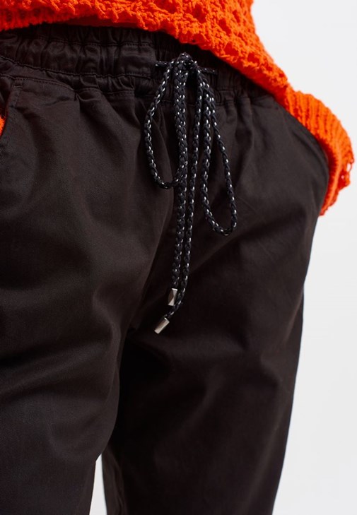 Jogger Pantolon ve Ajurlu Kazak Kombini