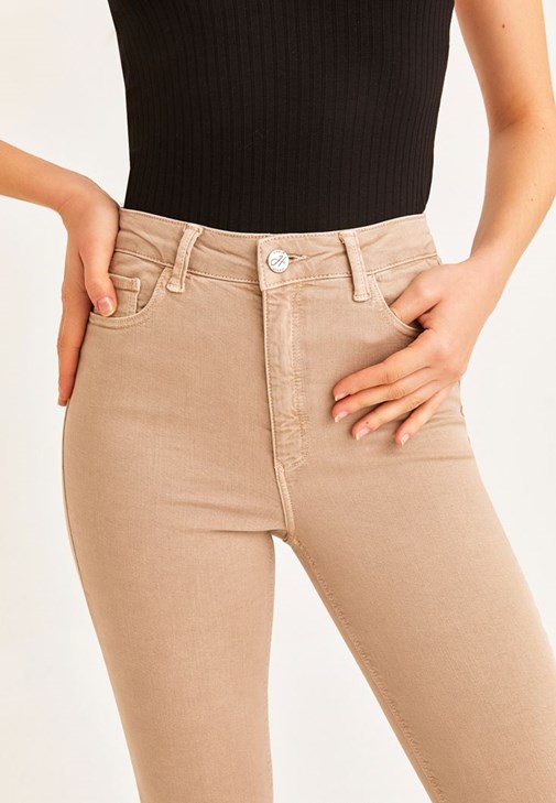 Cut-Out Pamuklu Tişört Ve Yüksek Bel Pantolon Kombini 