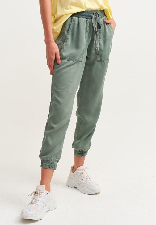 Jogger Pantolon ve Gömlek Görünümlü Ceket Kombini