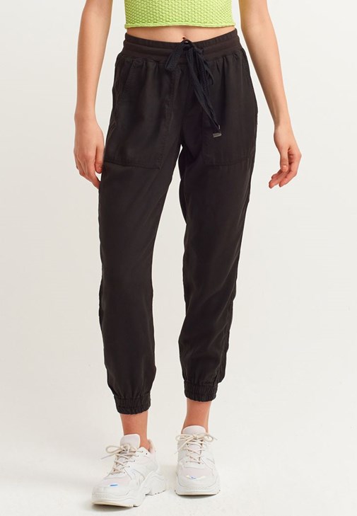 Cut-Out Crop Bluz ve Jogger Pantolon Kombini