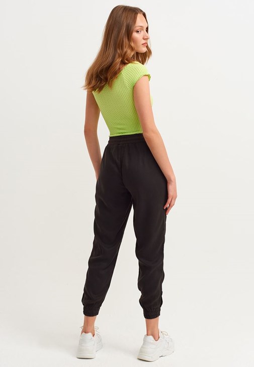 Cut-Out Crop Bluz ve Jogger Pantolon Kombini